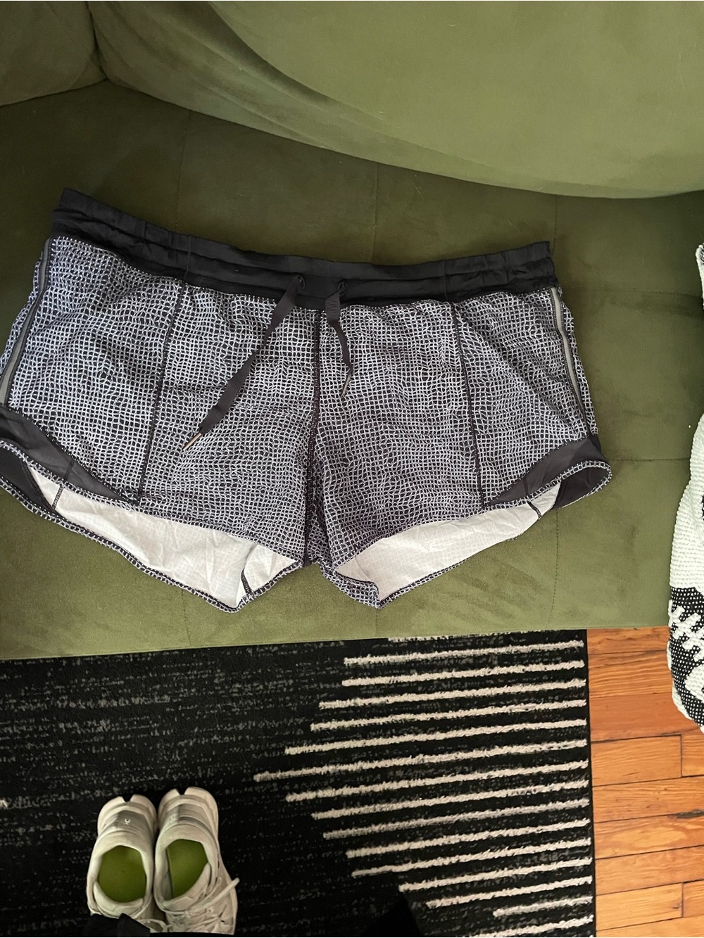 Lululemon black and white shorts sz 10